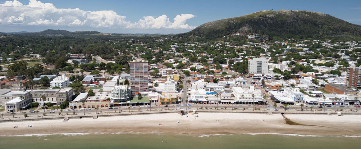 La ciudad de Piriápolis se encuentra rodeada entre el mar, sierras y campos.