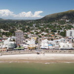 La ciudad de Piriápolis se encuentra rodeada entre el mar, sierras y campos.