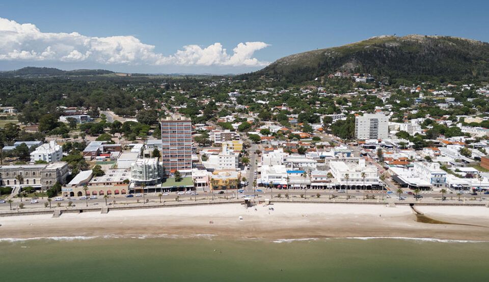 La ciudad de Piriápolis se encuentra rodeada entre el mar, sierras y campos.