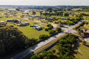 Entrada sobre el Camino del Golf: una articulación paisajística que marca el ingreso a Pueblo Mío integrándose al entorno rural de la zona.