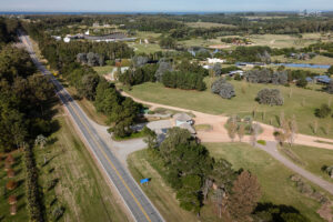 Conexión estratégica sobre el kilómetro 5 de la Ruta 104: la puerta de acceso que vincula la dinámica del corredor cultural y residencial con la escala interior del barrio.