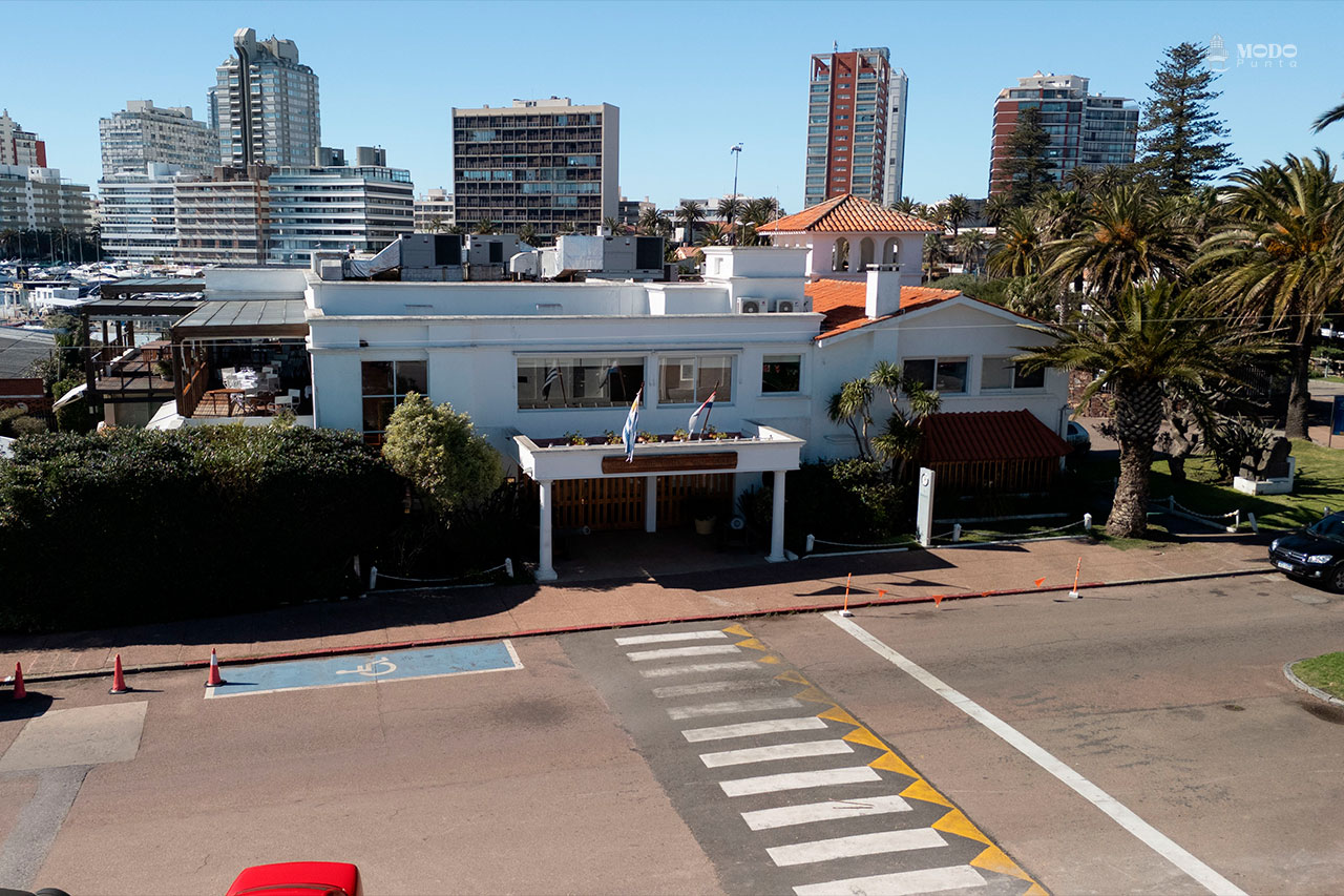 Vista al edificio del Yacht, ubicado en el Puerto de Punta del Este.