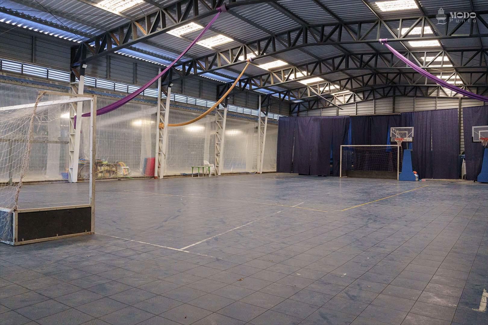 Gimnasio techado, deporte sin interrupciones.