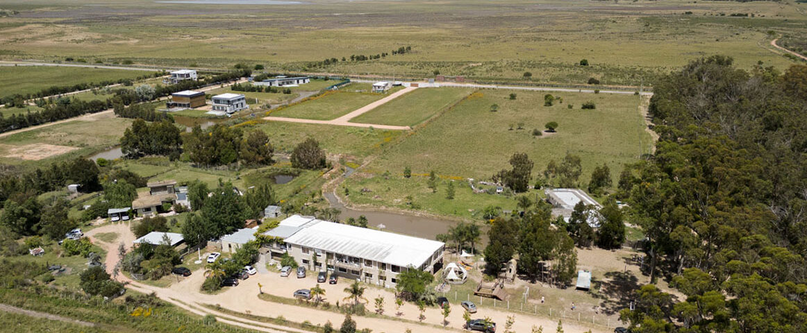 Una vista aérea que muestra a The New School integrada al paisaje natural que la rodea.