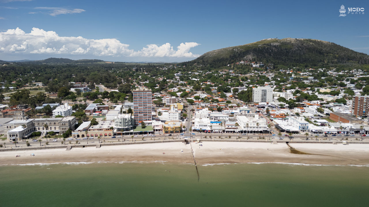 La costa de Piriápolis conserva su identidad: aquí el tiempo transcurre a otro ritmo, entre el mar y las sierras.