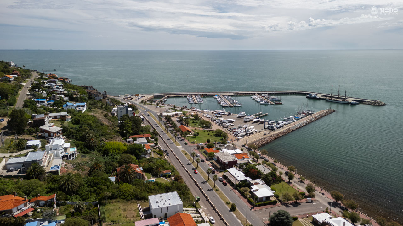 Desde el cerro San Antonio se disfruta una vista privilegiada del puerto, en una zona residencial en pleno crecimiento.