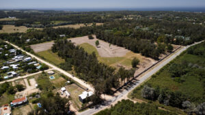 Barrio privado en desarrollo sobre el Camino del Cerro Eguzquiza, con 64 lotes de 1.000 m² cada uno.