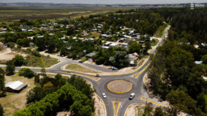 Distribuidor vial en Juana de América y Camino del Cerro Eguzquiza, con rotonda, parada de ómnibus e iluminación LED.
