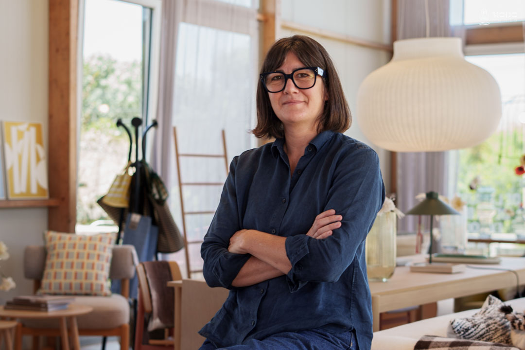 Julia Garay, fundadora del estudio de diseño interior y hub de mobiliario original Monoccino, ubicado en la Ruta 10, en el Balneario Buenos Aires.