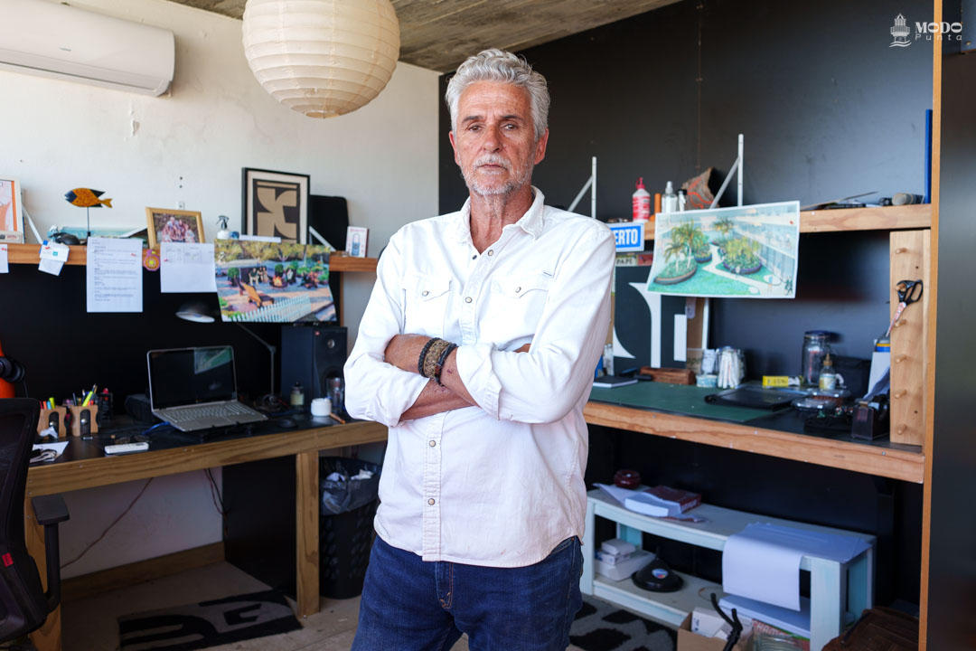 El paisajista Máximo Vercelli en su estudio, punto de partida de proyectos que integran diseño, naturaleza y escala humana.