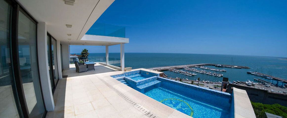 Vista desde la galería hacia la piscina y el mar, uno de los puntos más destacados de esta propiedad en Cerro San Antonio.