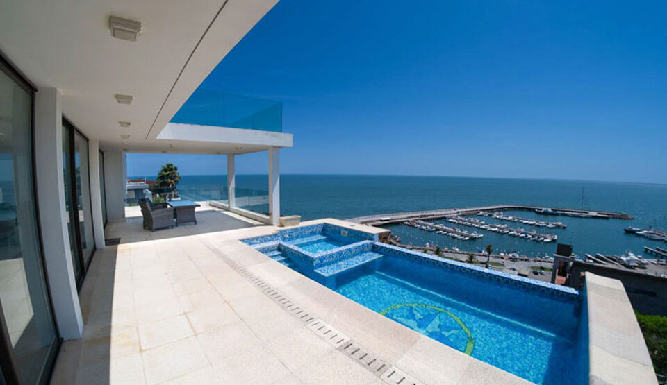 Vista desde la galería hacia la piscina y el mar, uno de los puntos más destacados de esta propiedad en Cerro San Antonio.