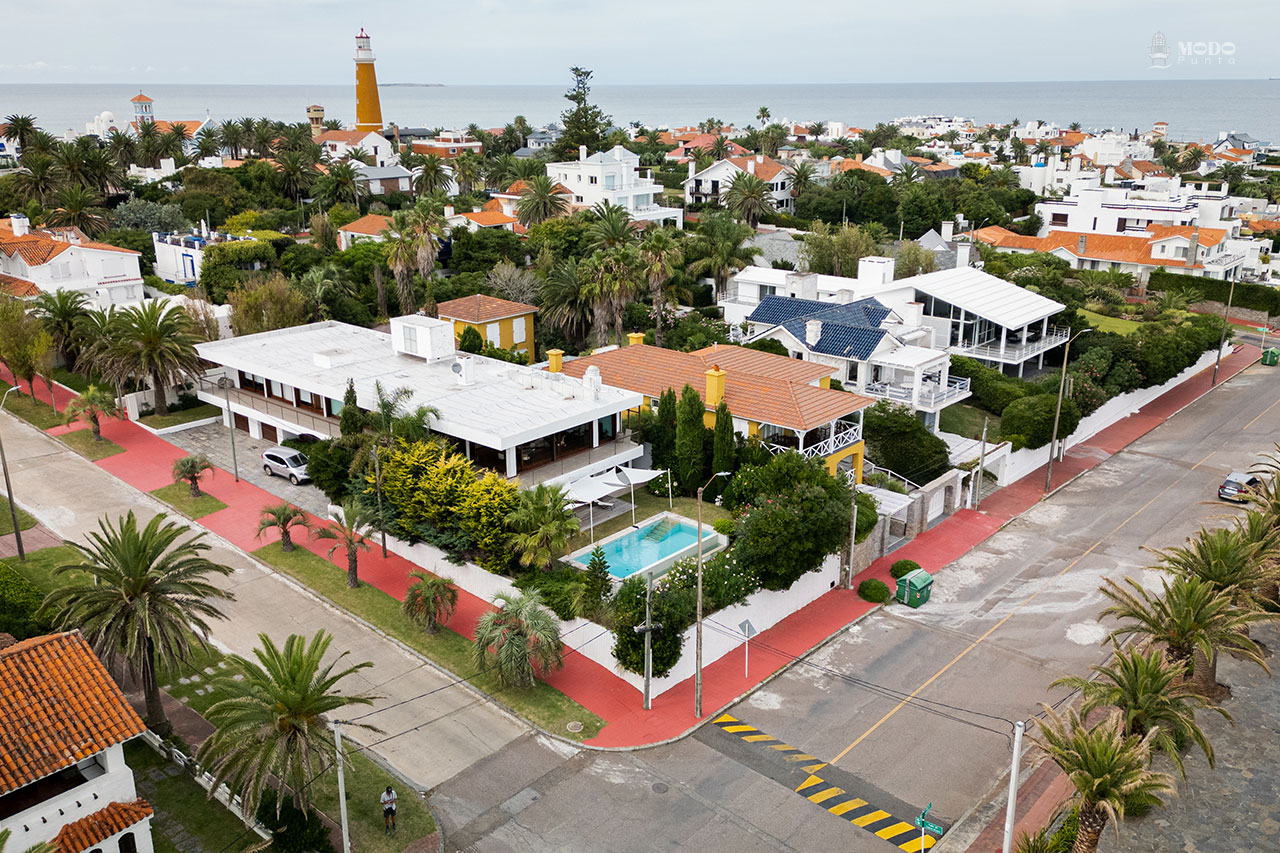 La Península conserva una trama de casas bajas y un estilo propio que define su identidad histórica y residencial.