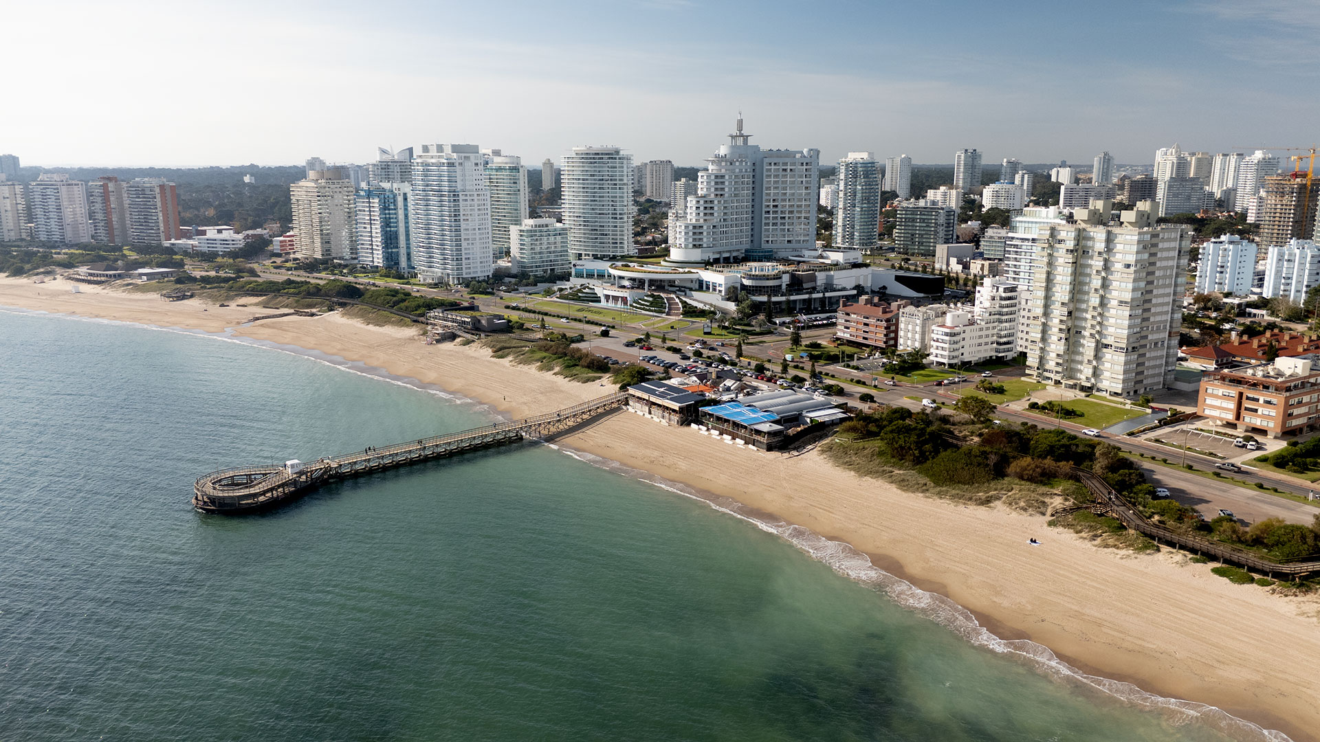 Playa Mansa, una zona de alta demanda para familias que eligen vivir todo el año, con edificios modernos y cercanía a escuelas y clubes.
