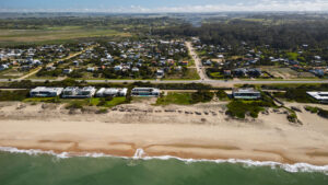 A 32 kilómetros de Punta del Este, La Juanita crece como barrio balneario, incluso en temporada alta, cuando el trayecto demanda unos 40 minutos.