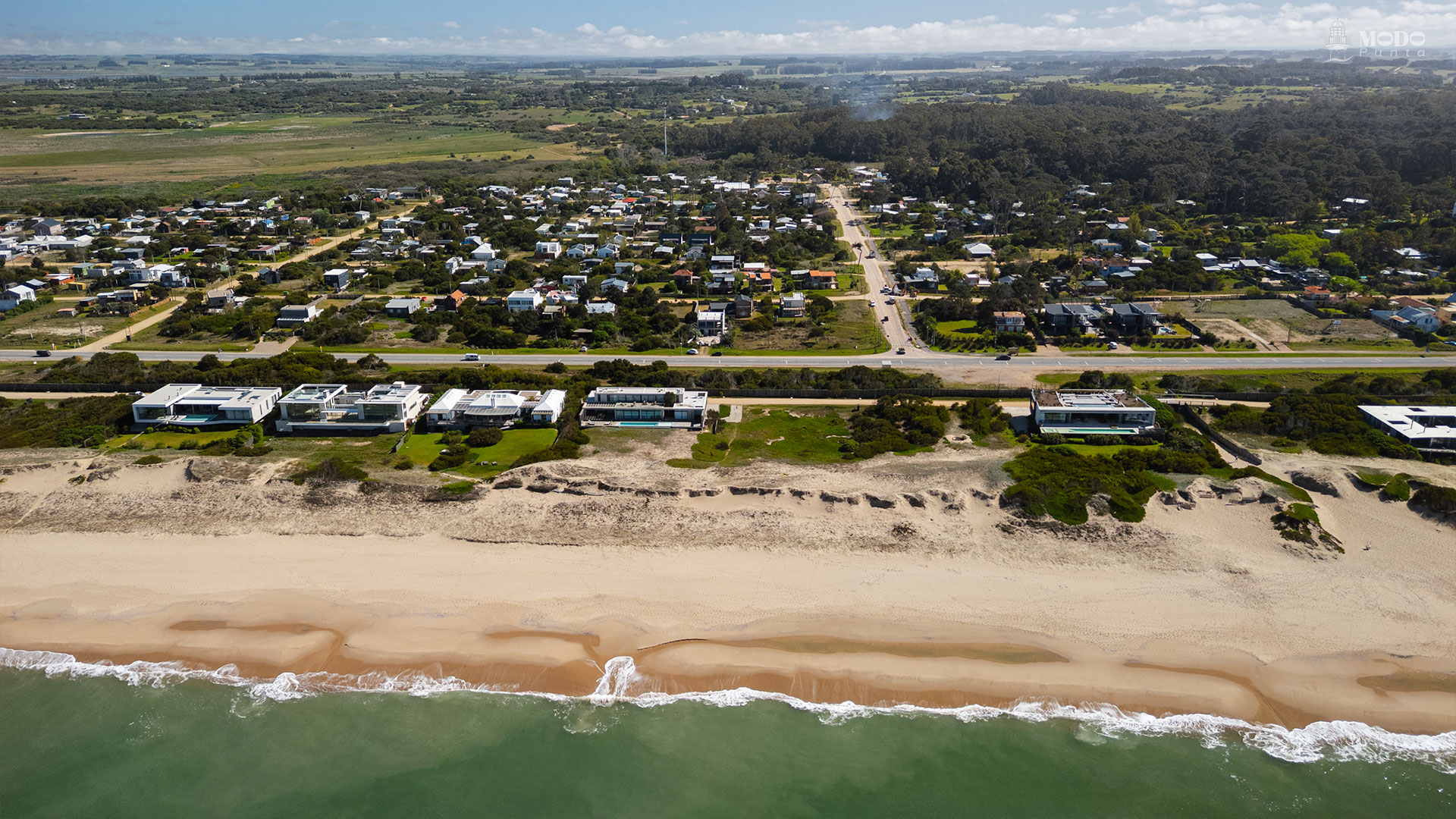 A 32 kilómetros de Punta del Este, La Juanita crece como barrio balneario, incluso en temporada alta, cuando el trayecto demanda unos 40 minutos.