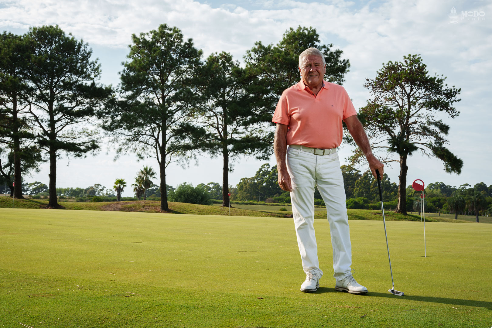 Décadas de experiencia en el green: Máximo Röhrdanz vuelca su trayectoria profesional en la enseñanza de golf en La Barra.