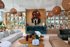 Ampla sala de estar com curadoria de arte e mobiliário exclusivo, projetada para se integrar perfeitamente à luz natural de Punta del Este.