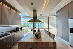 Sofisticado espaço de convivência no icônico edifício de Viñoly, oferecendo elegância e conforto em cada detalhe.