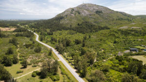 Sierras de Piriápolis: un entorno de gran valor paisajístico que ofrece excelentes tierras con precios más accesibles que zonas como José Ignacio, convirtiéndose en una opción estratégica para proyectos de chacras y residencias de campo.