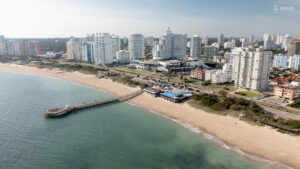 Playa Mansa: la ribera de Punta del Este que alberga torres de primer nivel, diseñadas para un estilo de vida de lujo y confort durante todo el año, con vistas privilegiadas al atardecer.
