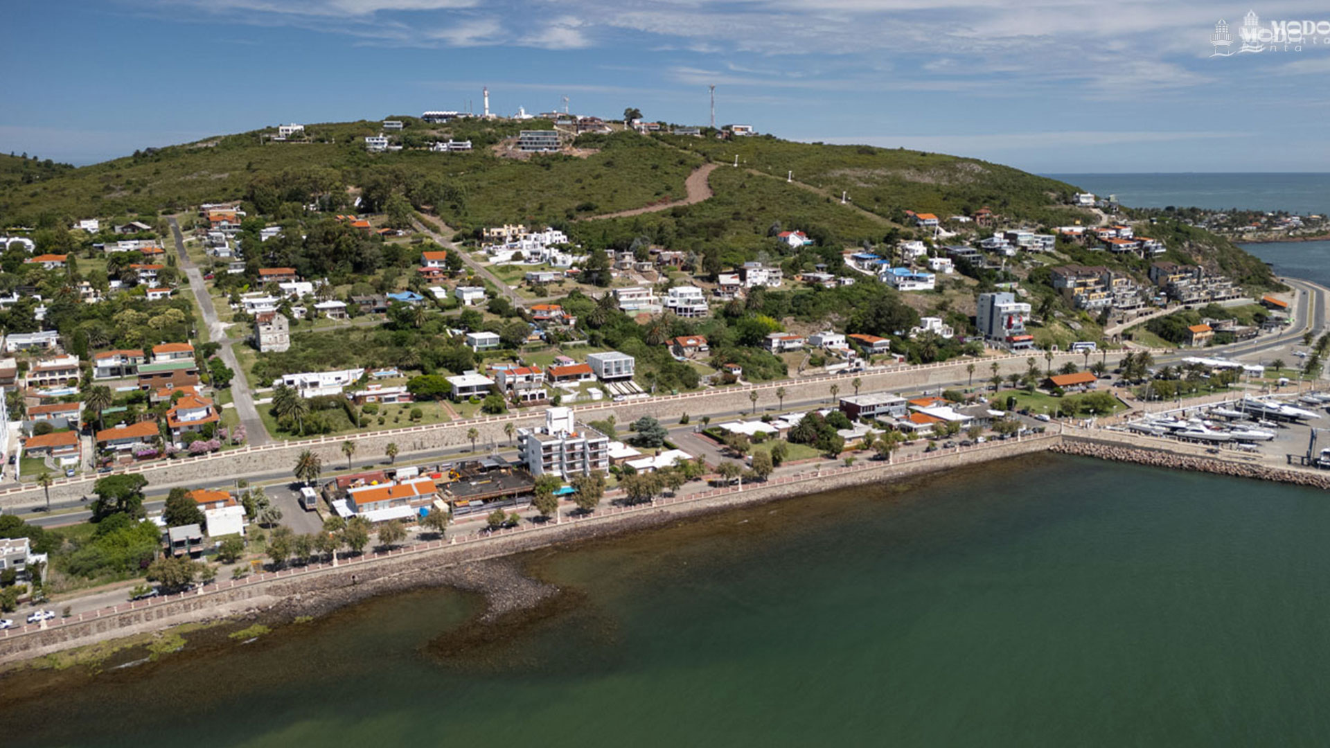 El entorno del Cerro San Antonio en Piriápolis: una zona de creciente desarrollo residencial que combina vistas panorámicas únicas con un entorno natural consolidado.