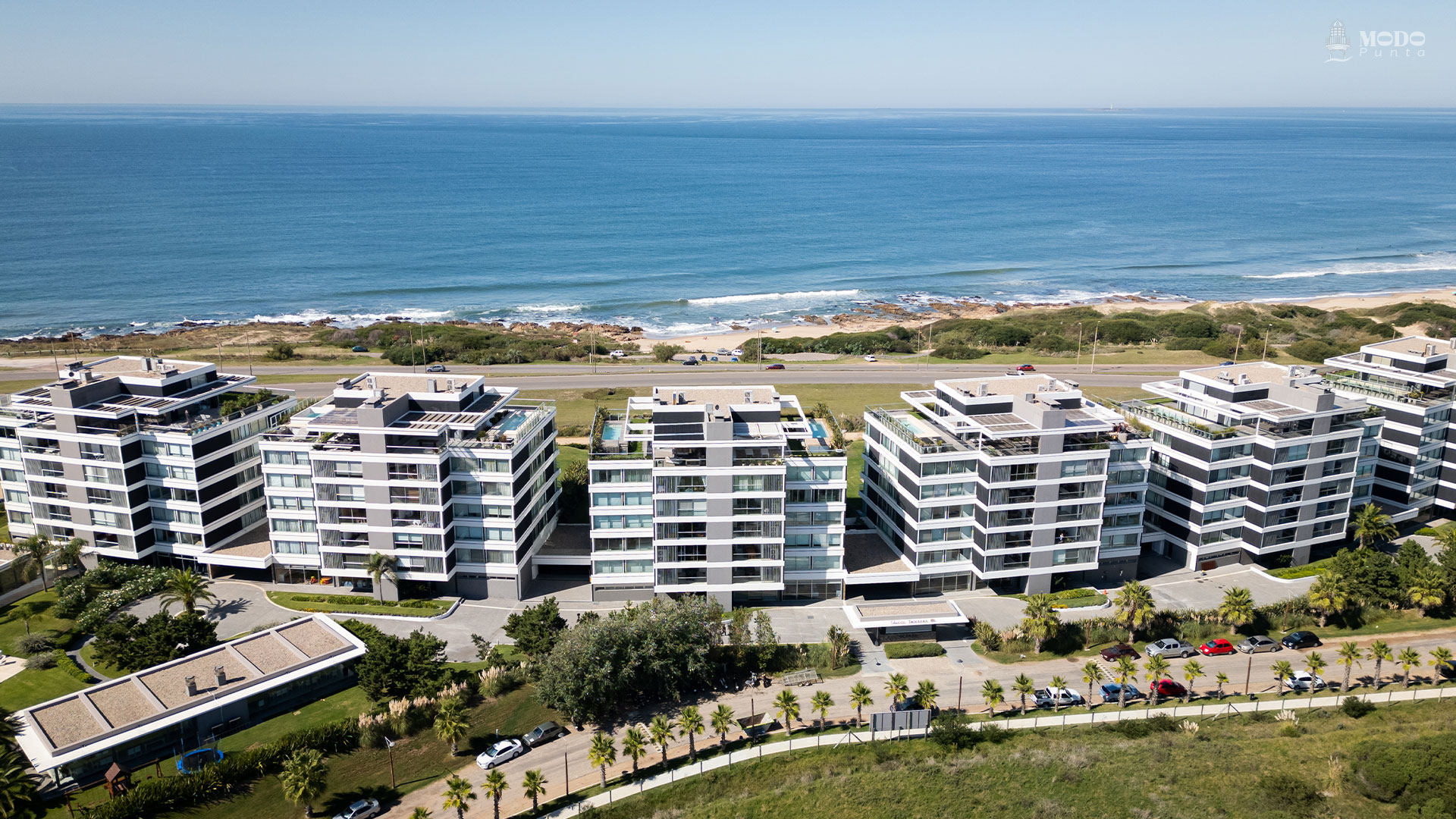 Apartamentos sobre la línea de costa: la exclusividad de vivir frente al mar con la ventaja de estar a solo minutos del centro neurálgico y los servicios de Punta del Este.