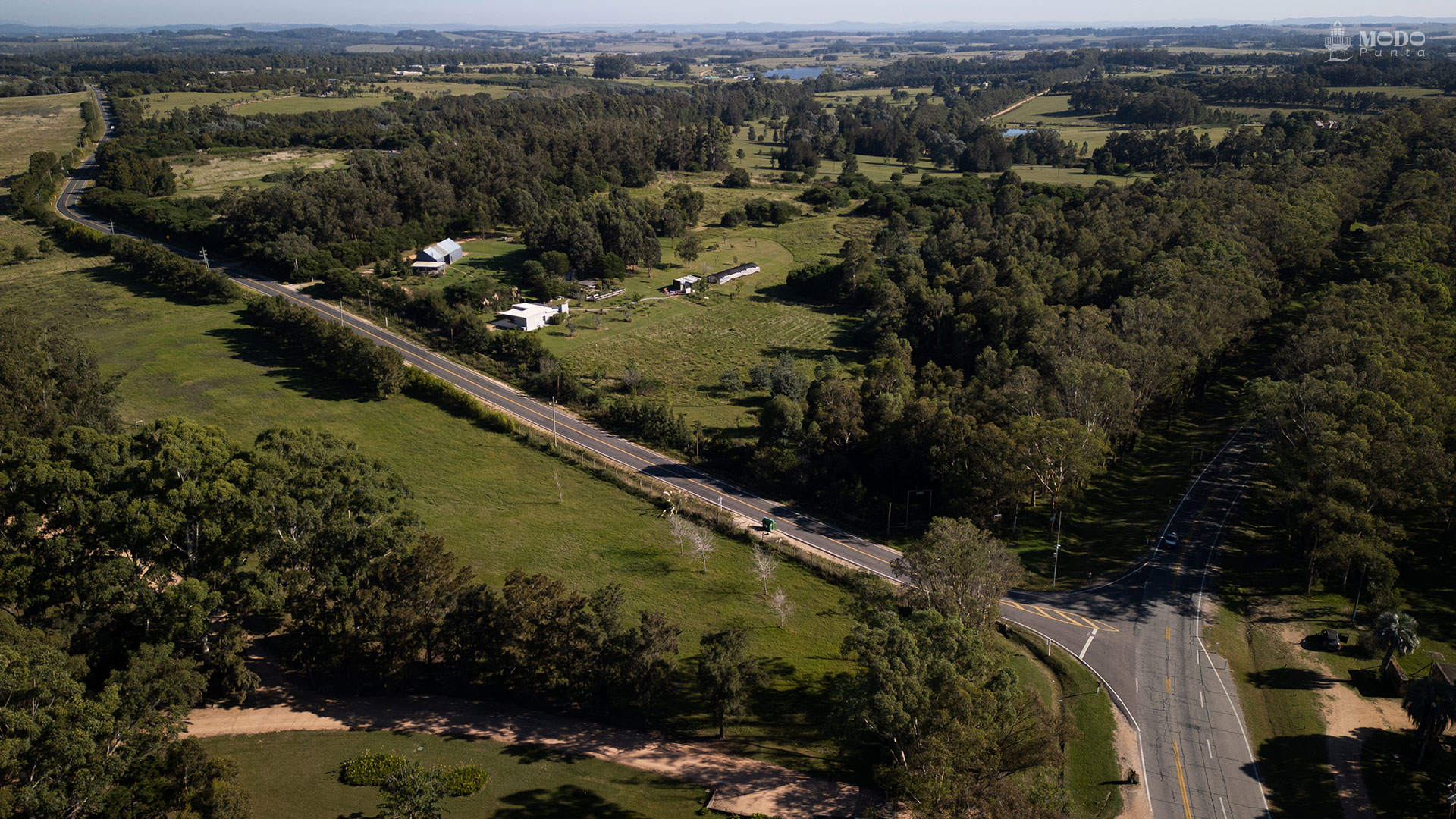 Camino del Golf: un eje estratégico que une la Ruta 104 con el Camino del Cerro Eguzquiza, impulsando el desarrollo y la conectividad en una de las zonas de campos y sierras con gran proyección.