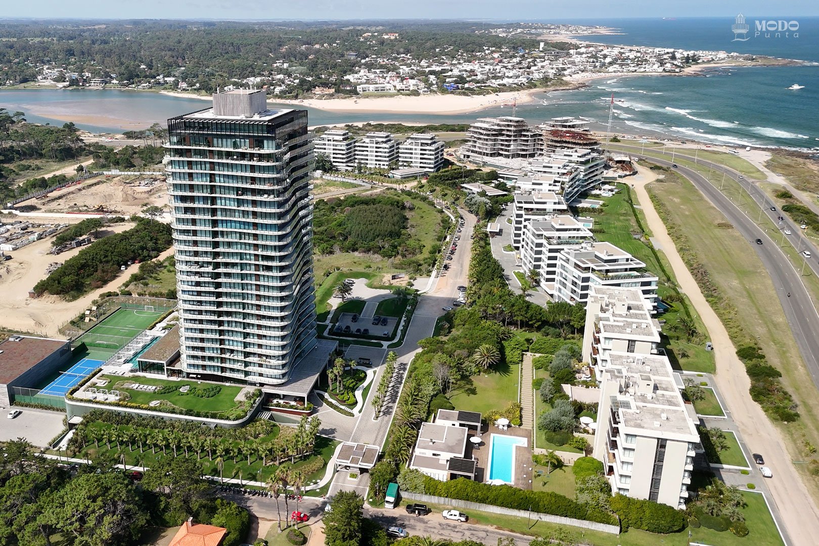 El edificio Surfside es la sede del Estudio Damiani en Punta del Este, con presencia también en Montevideo.