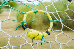 Red tejida con Paracord 550, una cuerda de alta resistencia utilizada en paracaídas.