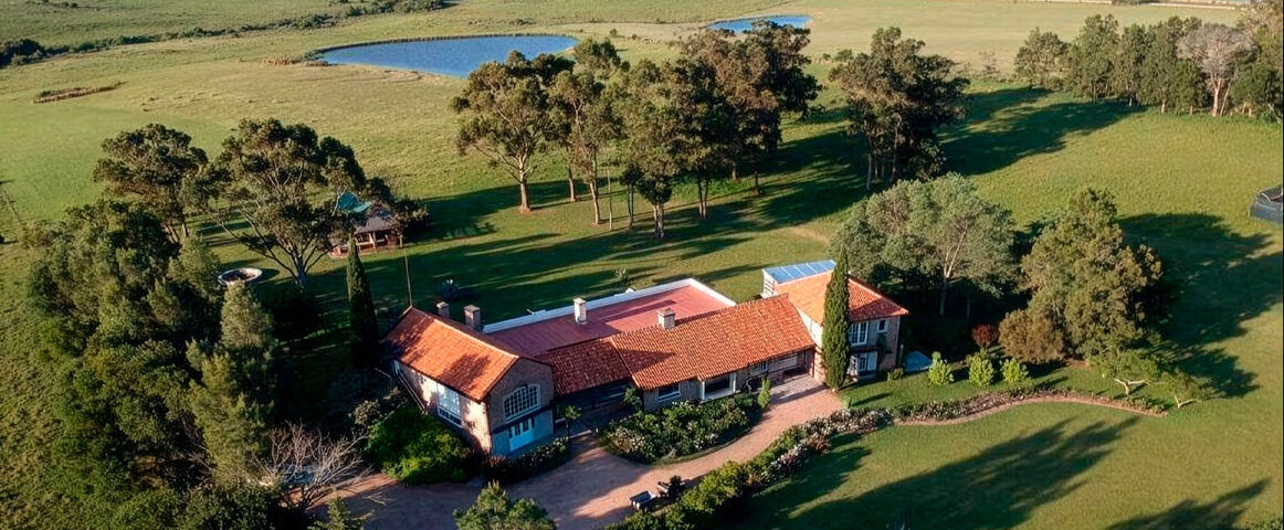 Exclusive 5-hectare maritime estate in José Ignacio with ocean views, 7 bedrooms, guest house, pool, and full privacy. Prime location near La Huella.