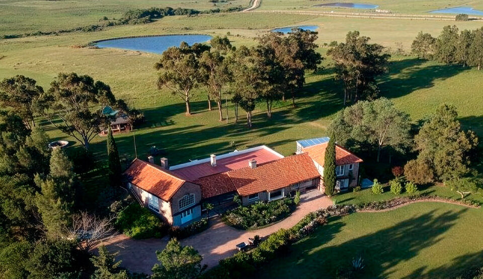 Exclusive 5-hectare maritime estate in José Ignacio with ocean views, 7 bedrooms, guest house, pool, and full privacy. Prime location near La Huella.