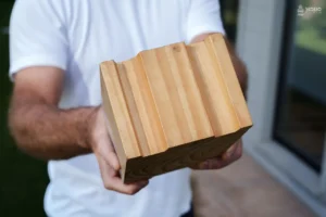 Primer plano del sistema de encastre milimétrico entre módulos estructurales de madera maciza.