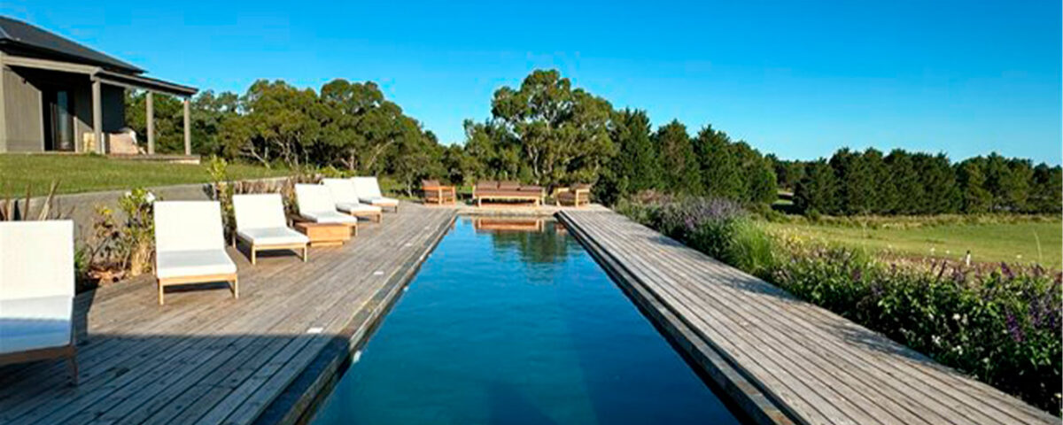Exclusiva chacra a estrenar en José Ignacio con 6 dormitorios en suite, piscina, casa de huéspedes y 5 hectáreas de entorno natural. Diseño, privacidad y confort a minutos del Faro.