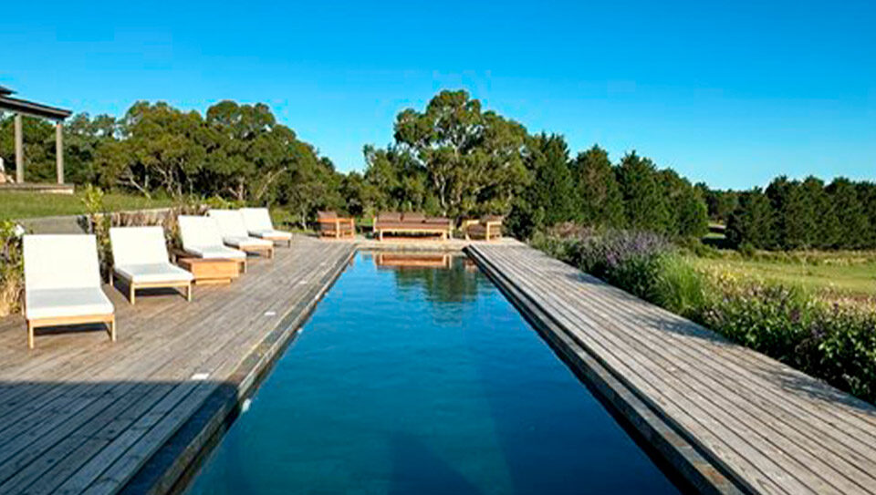 Exclusiva chacra a estrenar en José Ignacio con 6 dormitorios en suite, piscina, casa de huéspedes y 5 hectáreas de entorno natural. Diseño, privacidad y confort a minutos del Faro.