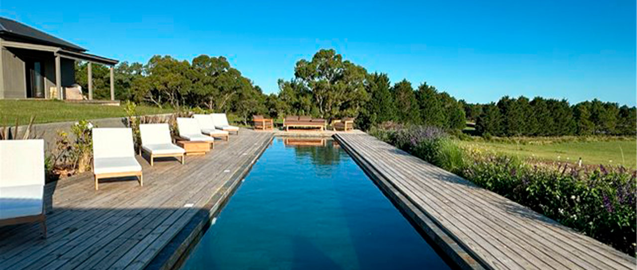 Exclusiva chacra a estrenar en José Ignacio con 6 dormitorios en suite, piscina, casa de huéspedes y 5 hectáreas de entorno natural. Diseño, privacidad y confort a minutos del Faro.