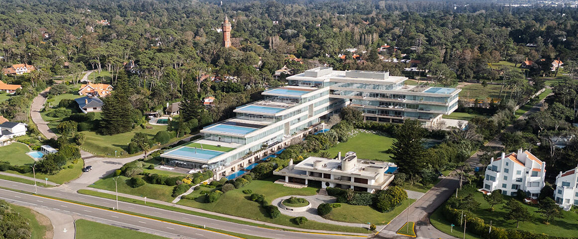 Sobre la Rambla Lorenzo Batlle Pacheco, Acqua se posiciona en primera línea de Playa Brava, con vistas abiertas al Atlántico y acceso directo a la costa.