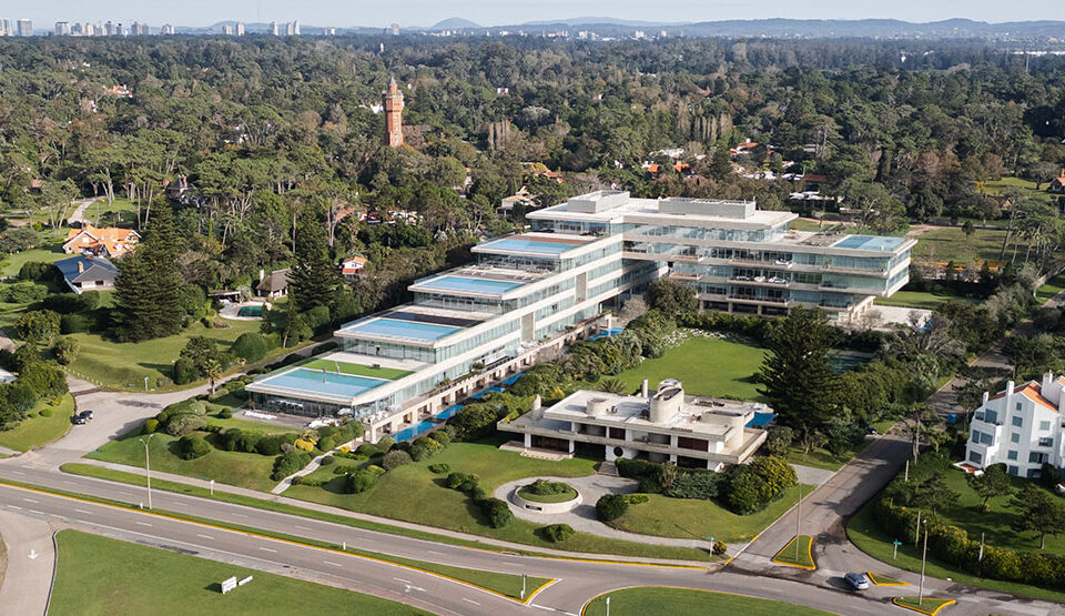 Sobre la Rambla Lorenzo Batlle Pacheco, Acqua se posiciona en primera línea de Playa Brava, con vistas abiertas al Atlántico y acceso directo a la costa.