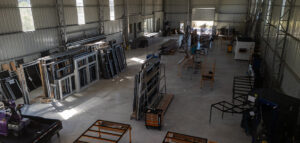 Interior de la planta industrial de Schumacher Aberturas en Maldonado, donde la ingeniería aplicada y el control de calidad acompañan cada etapa del proceso productivo.