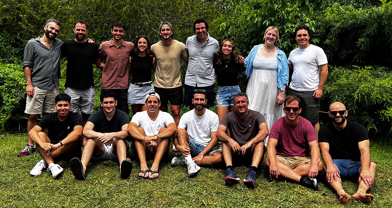 El equipo de Satellites on Fire, un grupo interdisciplinario que combina tecnología, datos y conocimiento en terreno para desarrollar soluciones de detección temprana de incendios a escala global.