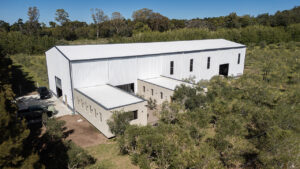 Nueva planta de Schumacher Aberturas sobre Ruta 39, un espacio que integra producción industrial y showroom, pensado para optimizar procesos y ofrecer una experiencia directa con cada sistema.