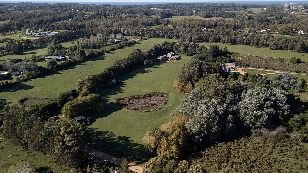Chácara em La Barra com 2,5 hectares, arborização consolidada e casa com cinco dormitórios. Preço: USD 1.100.000.