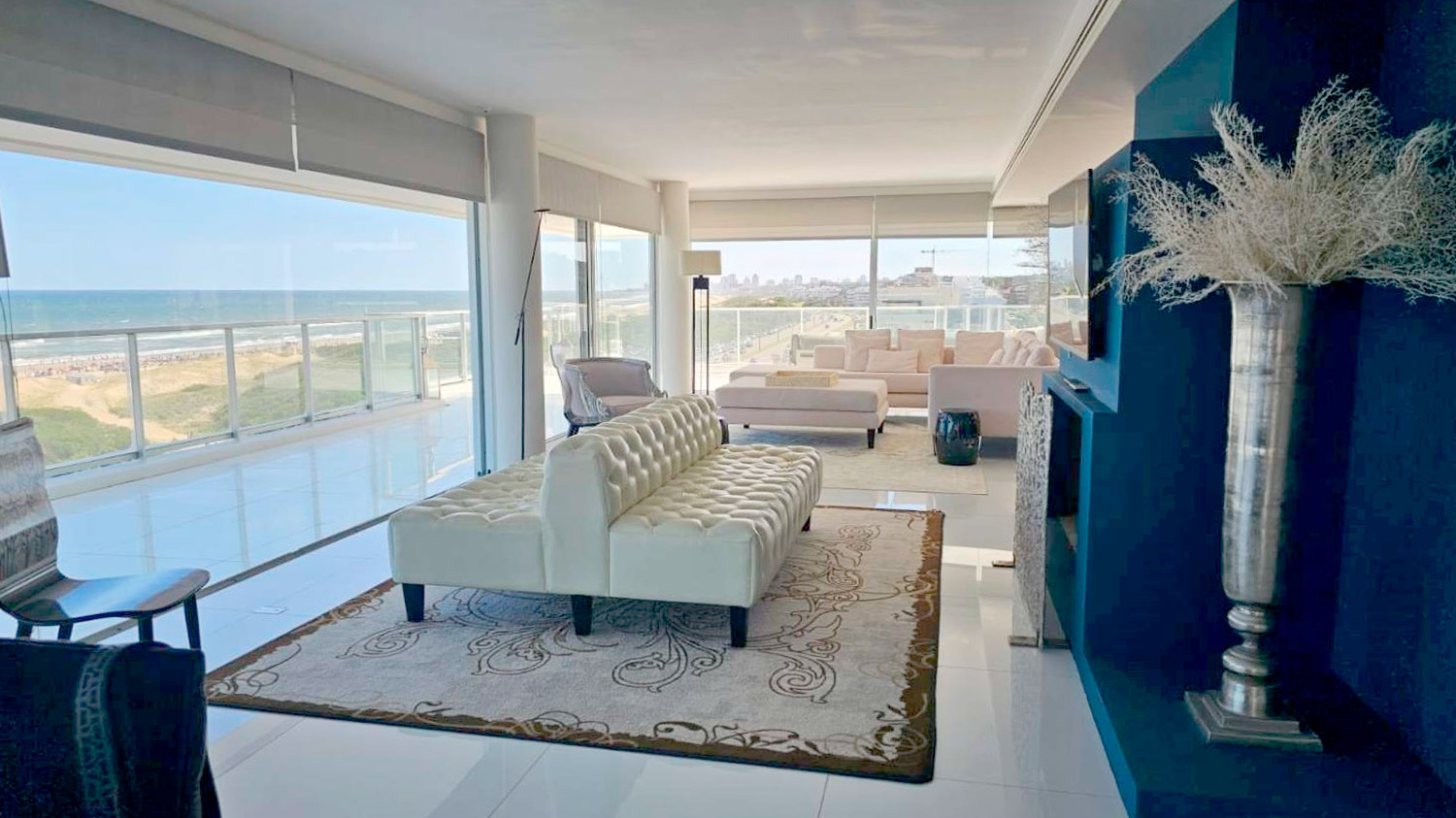 Penthouse dúplex de frente para a Playa Brava, com quatro suítes, churrasqueira e piscina privativa. Preço: USD 2.685.000.