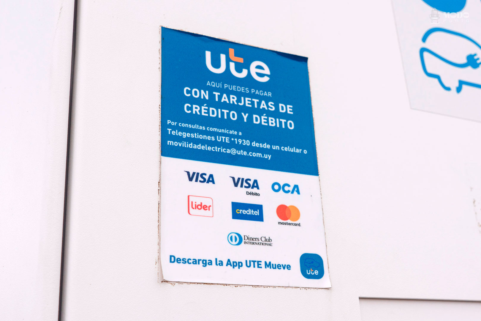Sticker con medios de pago habilitados para la carga eléctrica.