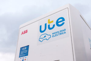 Infraestructura en expansión: La red de carga rápida sobre la Ruta Interbalnearia y la Ruta 10 asegura la conectividad eléctrica continua entre Solanas, la Península y José Ignacio.