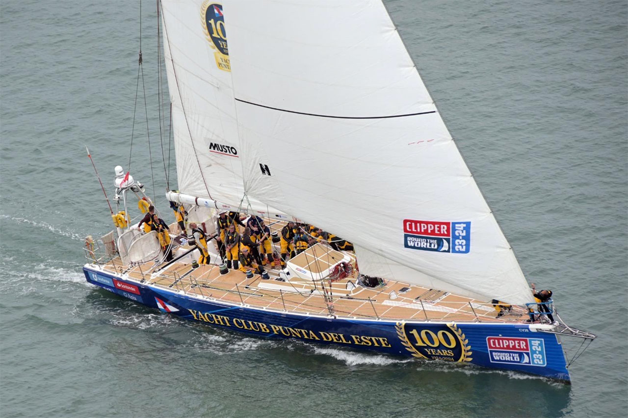 ripulación del Yacht Club Punta del Este tras completar el cruce del Pacífico Norte, una de las etapas más exigentes de la Clipper Race.