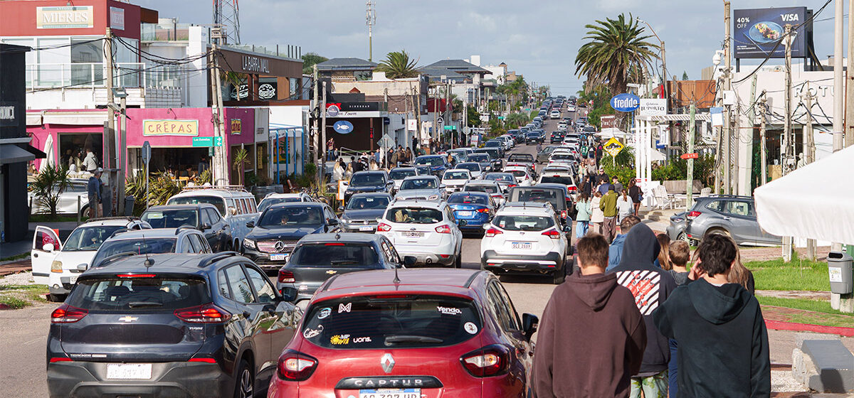 Entre caminantes, comercios y tránsito constante, la Avenida 10 de La Barra exhibe el pulso vibrante que caracteriza a este tradicional enclave costero.