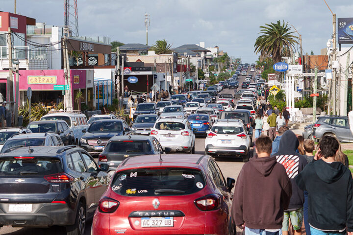 Entre caminantes, comercios y tránsito constante, la Avenida 10 de La Barra exhibe el pulso vibrante que caracteriza a este tradicional enclave costero.