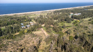 Eden Rock desde el aire: Un entorno natural único sobre la Ruta 10, con el Océano Atlántico como protagonista.