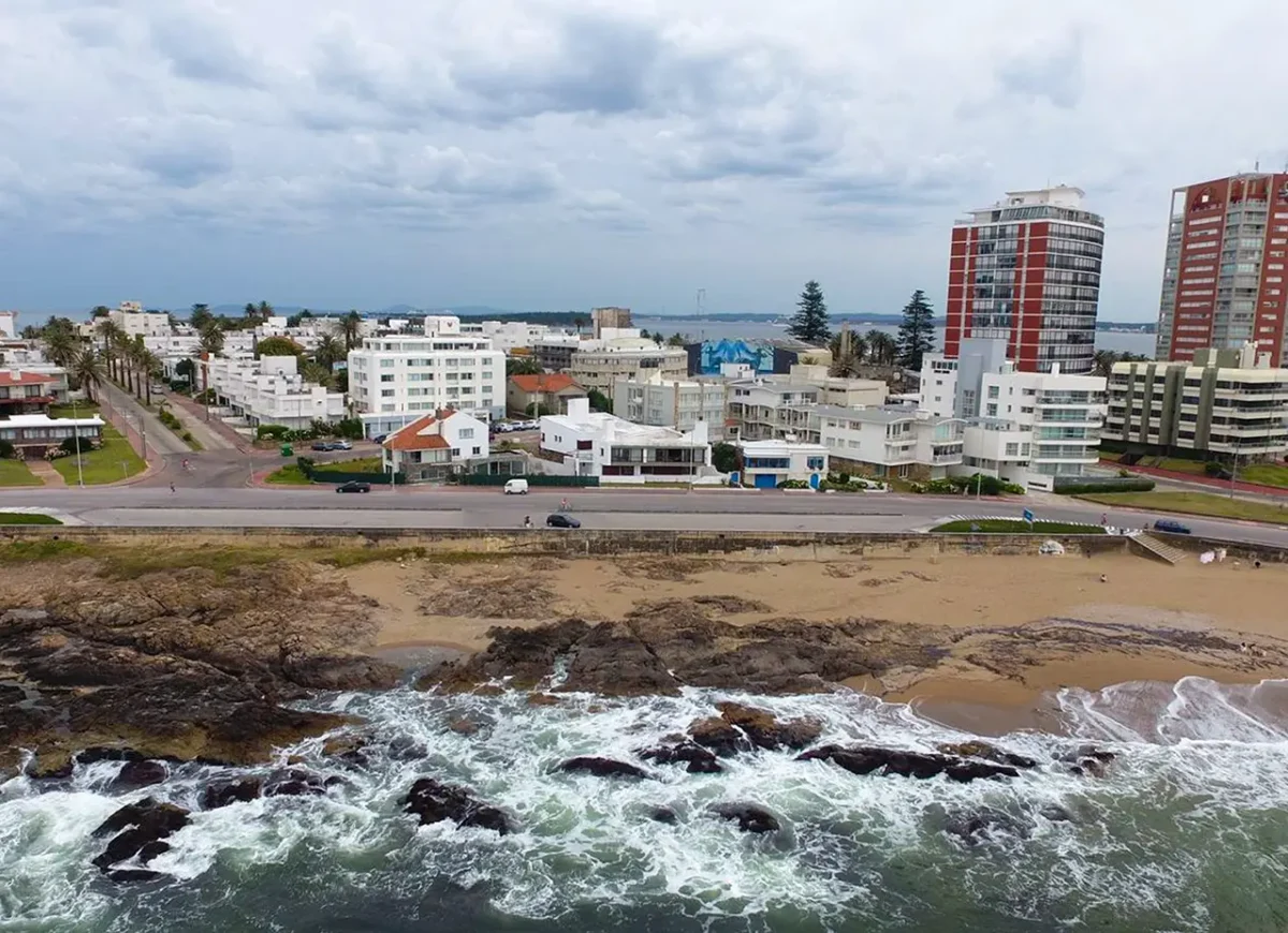 Alquiler Enero Punta del Este: Casa Frente al Mar en La Península